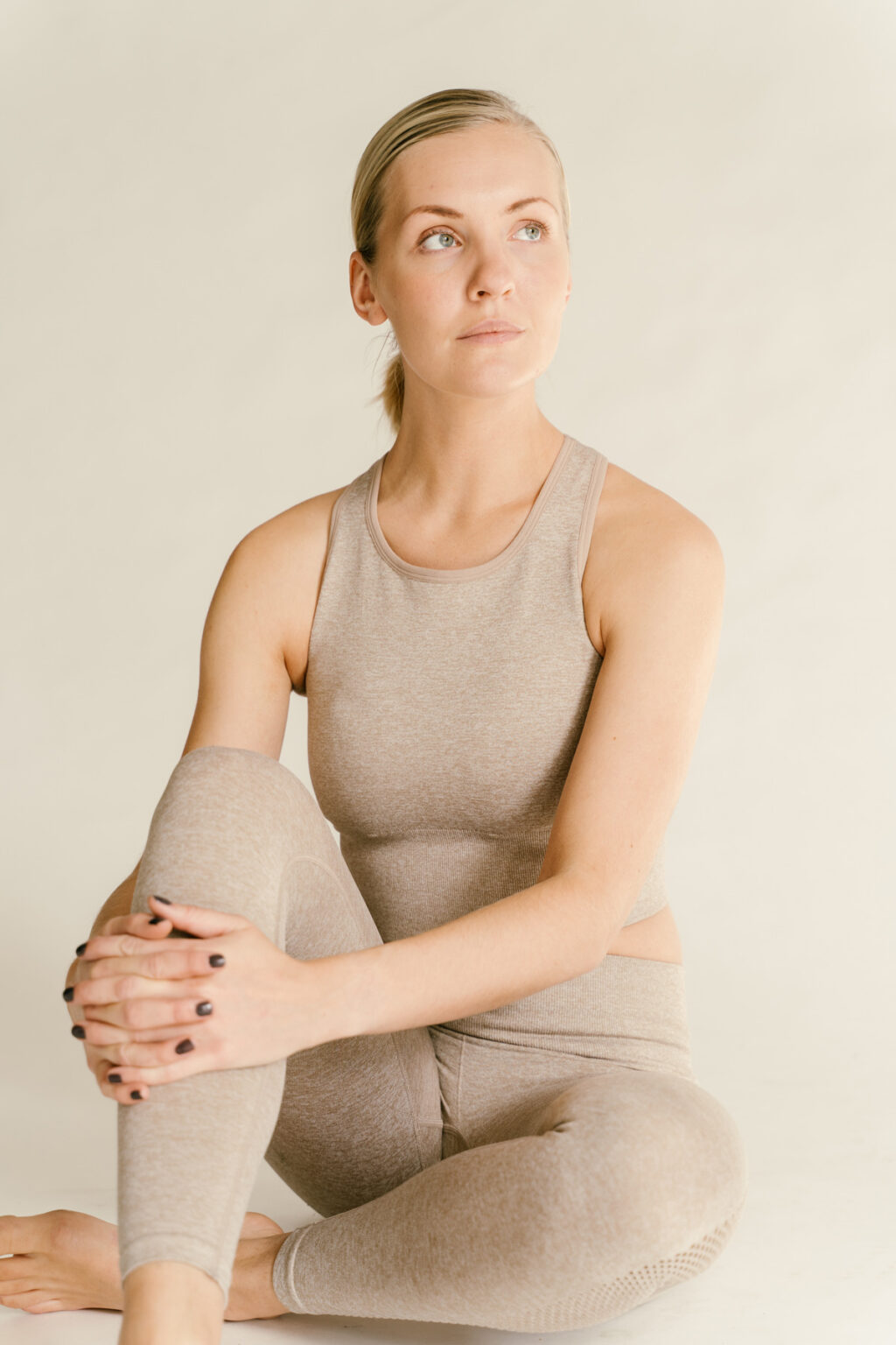 Athlecia Flowee Sports Bra, Warm Taupe - Bild 6