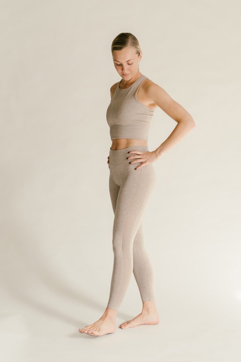 Athlecia Flowee Sports Bra, Warm Taupe - Bild 5