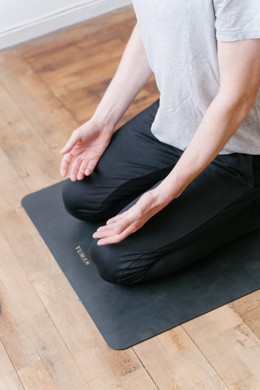 Yuman Yoga Mat Origin 4mm Gold, Coal + Giftpack - Image 4