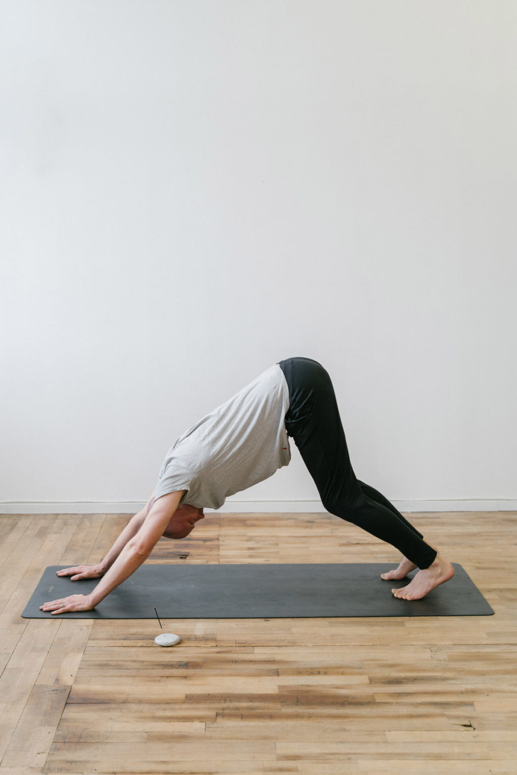 Yuman Yoga Mat Origin 4mm Gold, Coal + Giftpack - Image 3